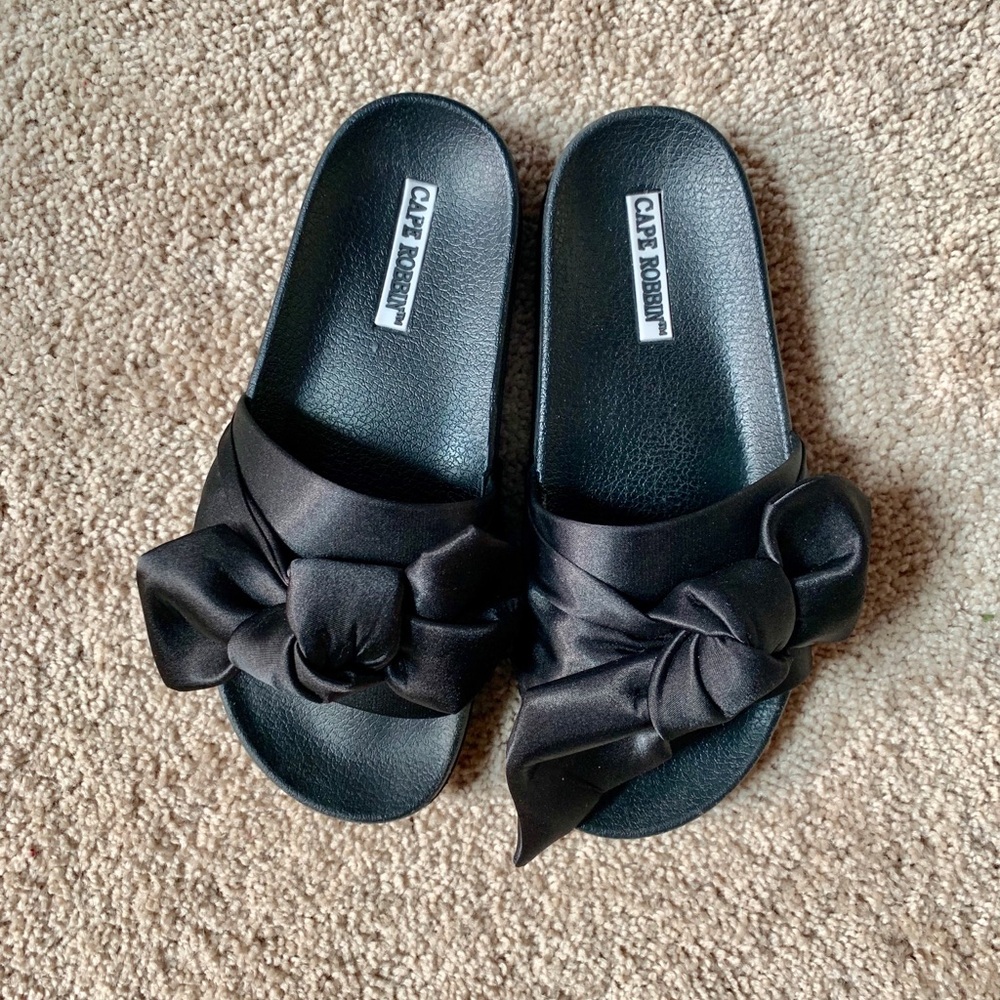 *NWOB* Cape Robbin Silk Bow Slides